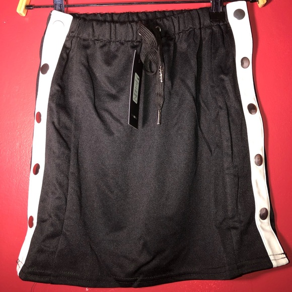 🆕 Side Snap Button Skirt - Picture 3 of 4